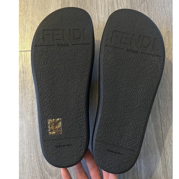 Fendi sandals - Picture 2 of 2